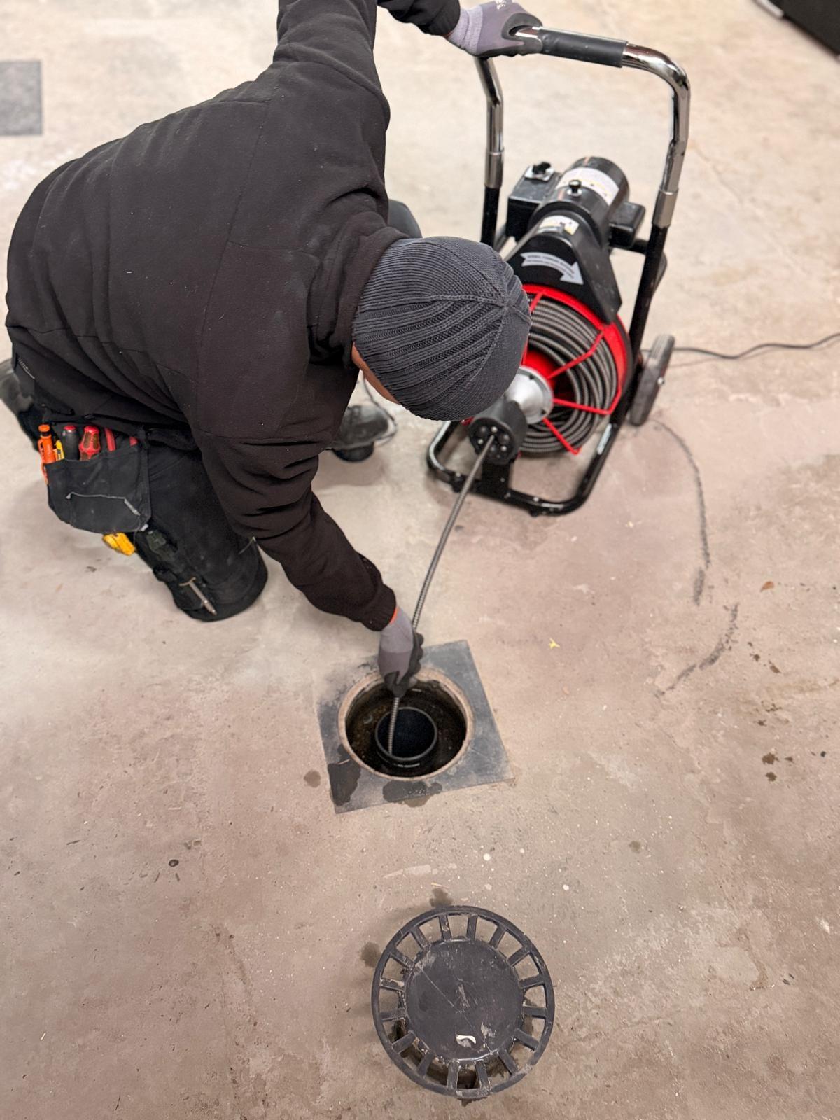 Plombier Plumby débouchant une canalisation au furet électrique — Débouchage à Schweighouse Sur Moder