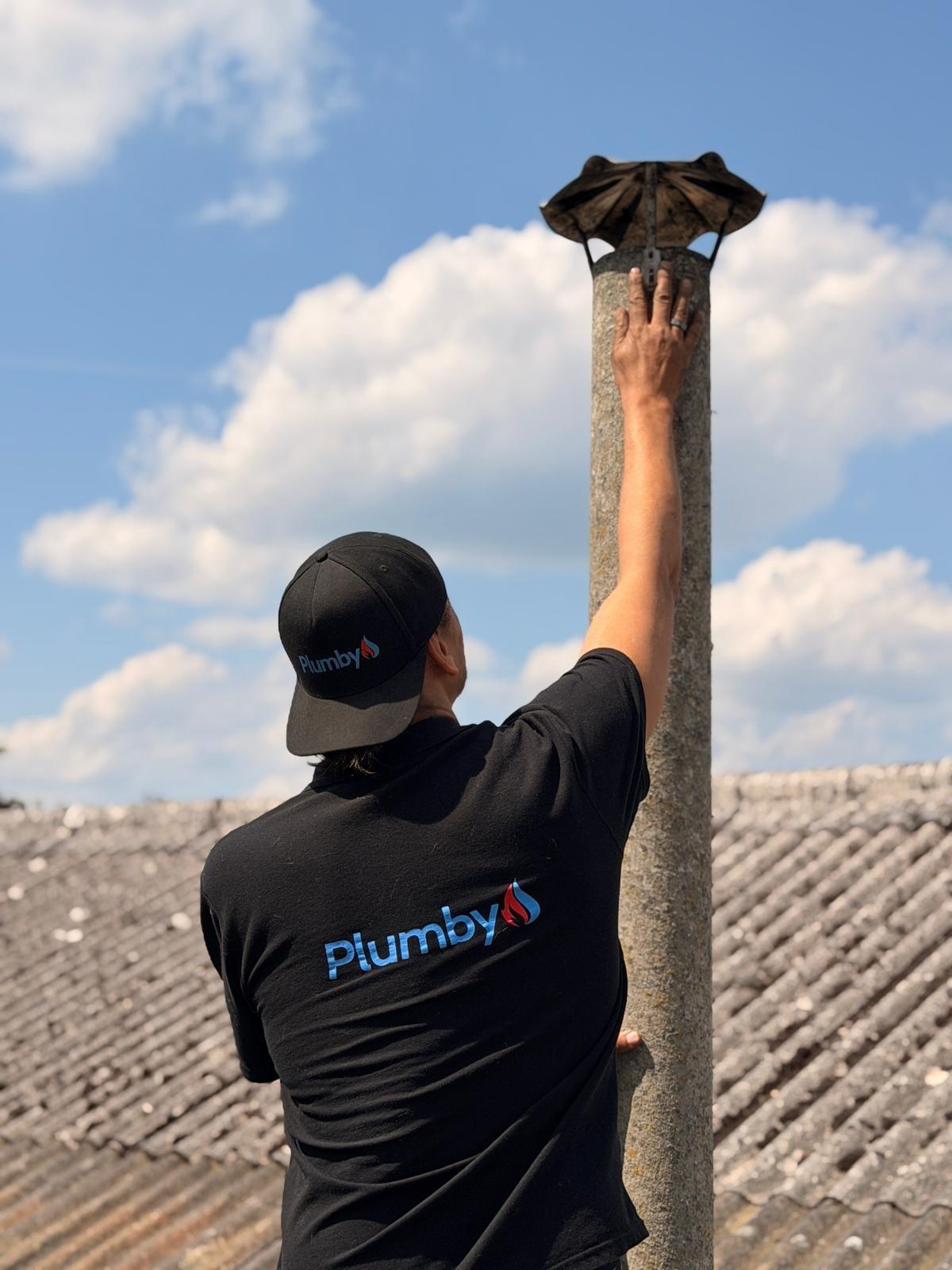Ramonage de cheminée sur toiture par un technicien Plumby — Cheminée ramonage à Paris