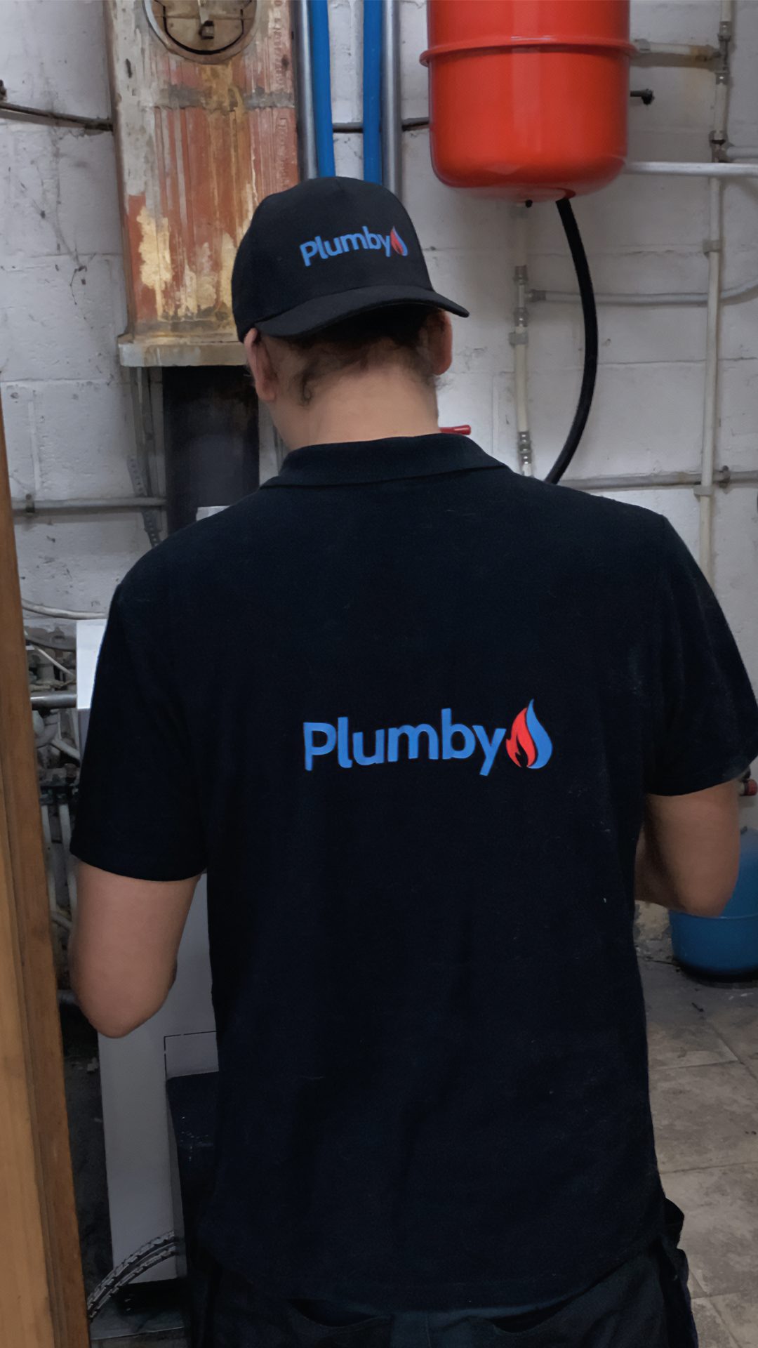 Expert chauffagiste Plumby inspectant un système de chauffage